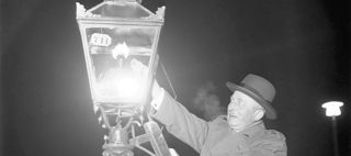 Ett liv i en stad. Bild: Lykttändare Gustaf Adolf Hallqvist tänder en gaslykta 1953