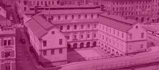 Illustrativt montage: Byggnad med flyglar, rosa filter