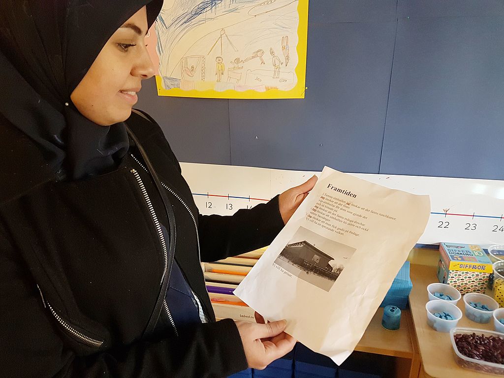 Förälder läser elevernas texter