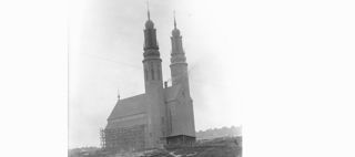 En kyrka med två höga torn på ett berg utan växtlighet omkring