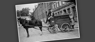 Dekorativ illustration: Svartitt foto på häst och vagn.