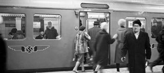 Ett tunnelbanetåg med passagerare