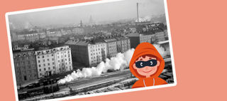 Ett svartvit fotografi där man ser ett tåg med mycket vit rök. I bilden finns en tecknad figur med svart ögonmask i ena kanten.