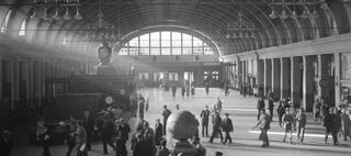 Vänthallen på Centralstationen 1933. I förgrunden står en folksamling runt en fontän.
