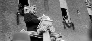 Hjalmar Branting talar framför Stadshuset