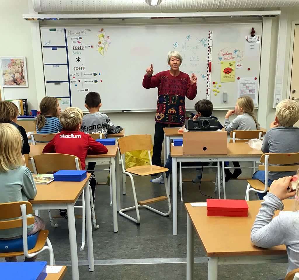En person från hembygdsföreningen besöker klassen.