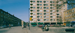 Människor som går på gatan framför en stor byggnad