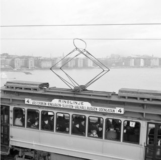 Spårvagn nummer fyra kör på Västerbron