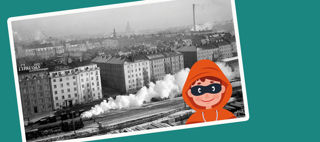 Ett svartvit fotografi där man ser ett tåg med mycket vit rök. I bilden finns en tecknad figur med svart ögonmask i ena kanten.