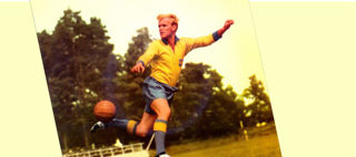 En fotbollsspelare klackar en boll