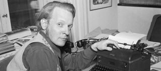 Per Anders Fogelström vid sitt skrivbord på Folket i Bilds kontor på Klara Västra Kyrkogata 5, 1954.  Foto: Aftonbladet, Axbom