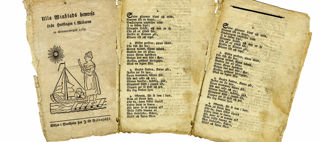 Dekorativ illustration: Tre sidor tryckt text på gulnat papper