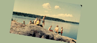 Barn på en klippa vid havet