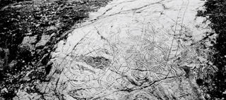 Runristning på en berghäll i Husby