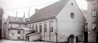 Svartvitt foto med byggnader