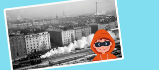Ett svartvit fotografi där man ser ett tåg med mycket vit rök. I bilden finns en tecknad figur med svart ögonmask i ena kanten.