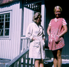 Barnens ö: Två tjejer framför ett hus