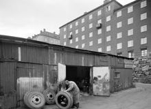 Lackeringsverkstad vid dåvarande Åsötorget. Huset i fonden ligger vid Västgötagatan 22