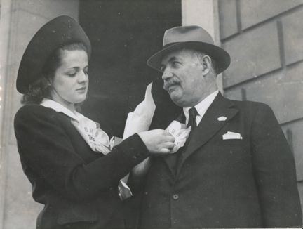 Jordbruksminister Axel Pehrsson-Bramstorp får Mors blomma 