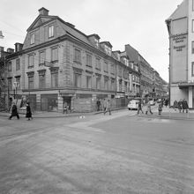 Hörnet av Klarabergsgatan 48 och Drottninggatan 45 t.h. Kvarteret består idag av Åhléns varuhus
