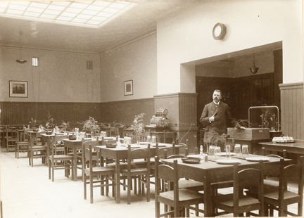 En ensam man i restaurang Pilens tredjeklassmatsal