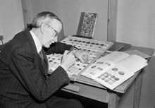 Narvavägen 17, Statens historiska museum och Kungliga myntkabinett. Olof Matsson undersöker några mynt