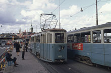Spårvagnshållplats med spårvagnar på Katarinavägen, vid Slussen