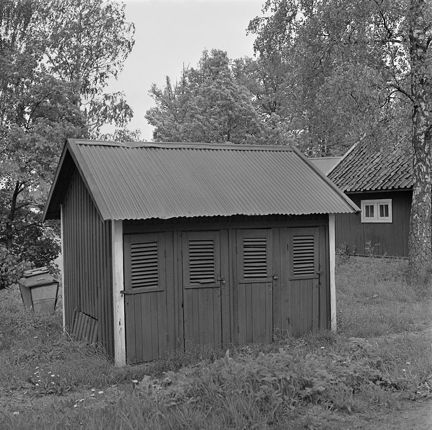 Rött skjul med vita knutar, svartvitt foto