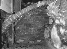 Foto på murat valv taget fotograferat vid en arkeologisk undersökning i Storkyrkobrinken