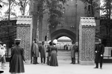 Olympiska spelen i Stockholm 1912. Stockholms stadions grind mot Valhallavägen med Maratonporten i bakgrunden.