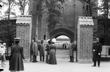 Olympiska spelen i Stockholm 1912. Stockholms stadions grind mot Valhallavägen med Maratonporten i bakgrunden.