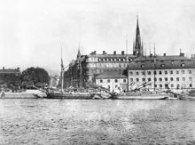 Vasagatan och Tegelbacken med Kronprinsens stall. Tv. ligger Järnvägsparken. Klara kyrkas torn ses i fonden. Utsikt norrut från Järnvägsbron
