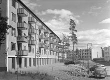 Hässelby Strand. Fyrspannsgatan 143-149, Strandliden 4-8, Strandliden 54-56.