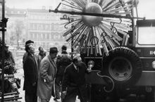 Källaren Auroras skylt sätts upp vid Munkbrotorget, 17/10 1966.