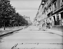 Gatuarbeten vid Hamngatan, beläggning med träkubb. Kungsträdgården till vänster, i fonden Konstföreningens hus med Blanchs café, där Sverigehuset numera är beläget.