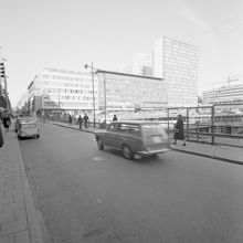 Sergels Torg under anläggning. Norra och nordöstra sidorna sedda från Drottninggatan invid Preissiska huset