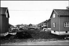Enskede småstugeområde under byggnad i det inre av kvarteren Störbönan m.fl., från kvarteret Jordärtskockan mot väster