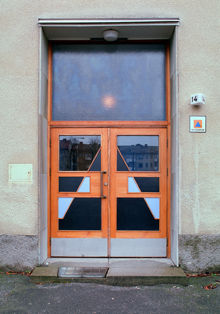 Porten till Kolbäcksgränd 14, Bagarmossen