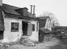 Västra Kvarngränd 14, vy österut. Sofia kyrkas torn anas i fonden. Senare kv. Milen, nuv. västra delen av kv. Kvadraten norr om Allhelgonagatan