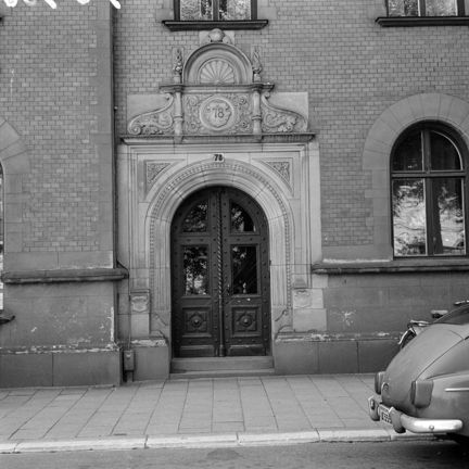 Stor dörröppning, dekorationer kring själva dörren