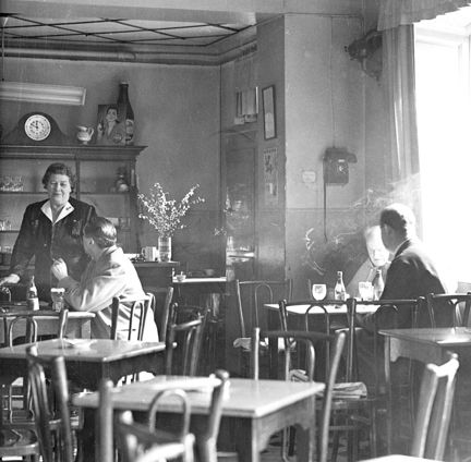 Interiör av Maja Eks Cafe, Malmskillnadsgatan 38. Män som besöker kaféet