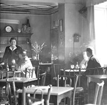 Interiör av Maja Eks Cafe, Malmskillnadsgatan 38. Män som besöker kaféet