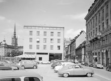 Mälartorget från söder. T.h. Munkbrogatan. I fonden kv. Icaros med nedgång till tunnelbanestationen Gamla Stan som öppnades 1957