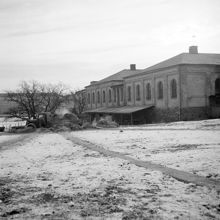 Svea Artilleriregemente. Ridhuset. Män lastar rykande halm på en lastbil