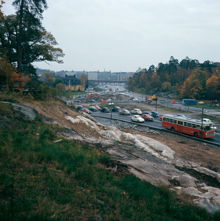 Vy från Annero i sydvästra Haga längs Uppsalavägen in mot Norrtull. Haga Tingshus i fonden. Vägomläggningar på Uppsalavägen