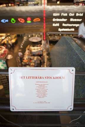 Alf Henriksons litterära skylt i Hötorgshallen.