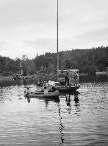 Barn i båtar ute på vattnet vid Södra Latins sommarhem vid Myttingeviken på Värmdö. 
