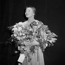 Gustav Adolfs Torg 2, Operan. Skådespelerskan Ingrid Bergman med famnen full av blommor vid premiären av maken Roberto Rossellinis uppsättning av "Jeanne d'Arc", år 1955