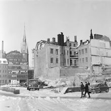 Vasagatan 4-6 under rivning. Esselte huset och Klara kyrka i fonden. Vy från Tegelbacken norrut. Nuv. Vasagatan 2-4 är platsen för Sheraton Hotell