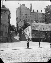 Jutas Backe nr 2-6 från Roslagstorg, nuvarande Birger Jarlsgatan. I bakgrunden syns Johannes kyrktorn. Kv. Såpsjudaren och Höjden